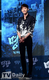 组图：长腿花美男李钟硕出席活动显羞涩