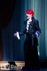 组图：JYJ金俊秀参演音乐剧 饰红发吸血鬼