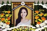 组图：《色即是空》女星去世 灵堂布满白色鲜花