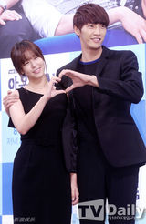 组图：BTOB星材A pink初珑牵手出席发布会