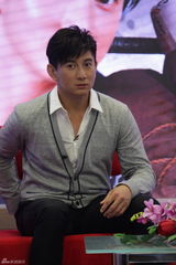 组图：吴奇隆刘诗诗情侣档做客聊《犀利仁师》