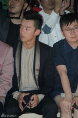 组图：郑恺米兰时装周收官秀 俏皮绅士范儿迷人