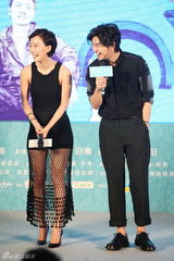 组图：《后会无期》首映发布会 韩寒牵狗走红毯