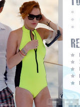 组图：林赛-罗韩保守泳装遮肉 胸与屁股下垂明显