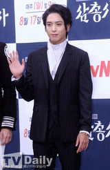 组图：郑容和出席发布会 帅气西装似王子