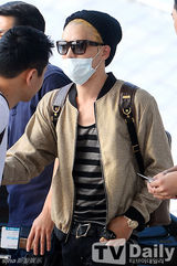 组图：韩团JYJ墨镜亮相机场 在中口罩遮面