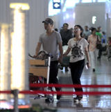 组图：周迅与老公现身 两人十指紧扣寸步不离