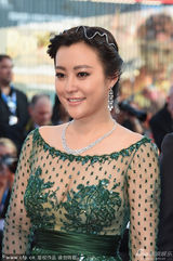 组图：郝蕾威尼斯蕾丝难掩八字奶 与赵薇红绿配