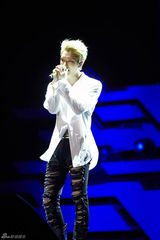 组图：韩团JYJ越南开唱 六千粉丝冒雨捧场