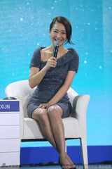 组图：周迅穿短礼服靓丽出镜 表情生动笑容甜美