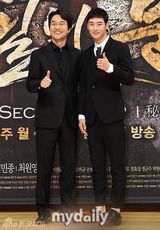 组图：《秘密之门》发布会 韩石圭等低调亮相