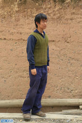 组图：董子健新戏上演变形计 造型“土得掉渣”