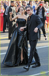 组图：朱莉着炫酷皮裙牵手布拉德-皮特恩爱亮相