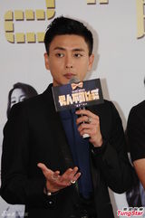 组图：黄宗泽新片发布会卖萌逃避结婚话题