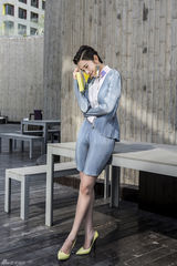 组图：唐艺昕时尚写真 短发女王尽显职业范儿