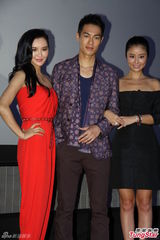 组图：杨佑宁林心如激情不断 亮相上海站台宣传