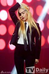 组图：f(x)爵士装热情献唱 夺冠激动互拥