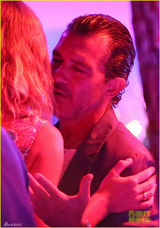 组图：班德拉斯夜店抱两辣妹 54岁老硬汉能再战