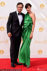 组图：马克-鲁法洛正装领结亮相艾美红毯