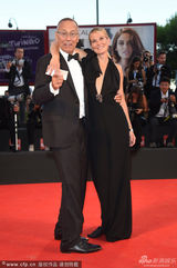 组图：导演安德里-康查罗夫斯基携妻子亮相红毯
