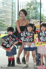 组图：杨谨华新剧再度当妈 不愿回应亚东恋