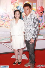 组图：方力申拍内裤广告 巨雕成焦点感无奈