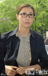 组图：韩星成贤娥表情黯然出席性交易案四审