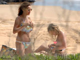 组图：真人秀女星艾什莉海滩惬意享受天然日光