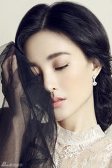 组图：王丽坤披婚纱演绎浪漫 身材婀娜女神范儿