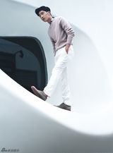 组图：井柏然帅气封面 气质儒雅笑容清新