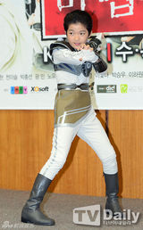 组图：韩男团BOYFRIEND赵光旻出演儿童剧