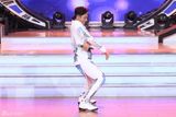 组图：大湿兄陈伟霆露胸肌热舞 帅气跳小苹果