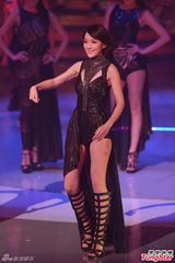 组图：港姐佳丽变身黑裙女战士 秀修长美腿