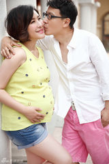 组图：王雅捷曝孕照晋升美妈 与老公秀恩爱