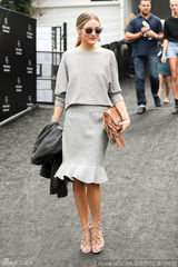 纽约名媛奥利维亚-帕勒莫灰裙踩细跟 流苏手包时尚(图)