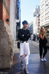 组图：刘力扬最新街拍花絮照 纽约街头寻找时尚