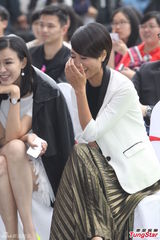 组图：朱丹新店开张男友缺席 暂时无结婚计划