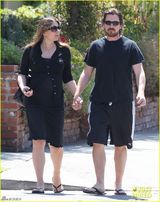 组图：贝尔携孕妻情侣装亮相 十指相扣恩爱