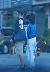 独家：马雅舒素颜携洋老公逛超市一路撒娇(图)