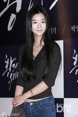 组图：玄彬走红毯人气旺 争相握手显亲和