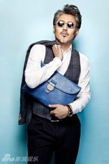 组图：吴秀波帅气秀潮搭 长袖穿出炎夏清凉