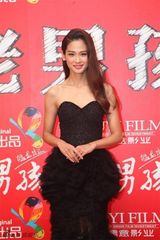 组图：小苹果”屈菁菁惊艳亮相《老男孩》首映