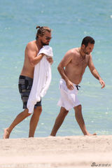 组图：莱昂纳多扎小辫肥壮似熊 海滩张望显寂寞