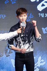 组图：朴有天李钟硕秀智等助阵《鸣梁》