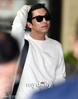 组图：东方神起孔侑等现身 胡茬微露不拘小节