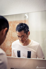 组图：郑嘉颖居家写真自然随性别具魅力