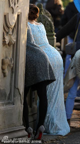 组图：莉顿-梅斯特片场闲聊 蕾丝裙突显圆润丰臀