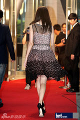 组图：李秉宪韩孝珠等亮相《光海》红毯秀