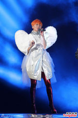 组图：孙燕姿橙发亮眼披黄金甲 许美静助阵