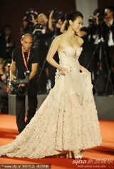 组图：杜琪峰《夺命金》首映 胡杏儿长裙华丽